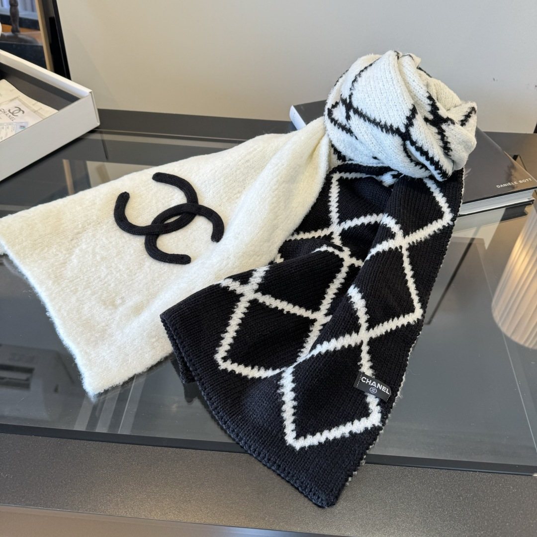 Chanel Black & White Diamond Knit Scarf