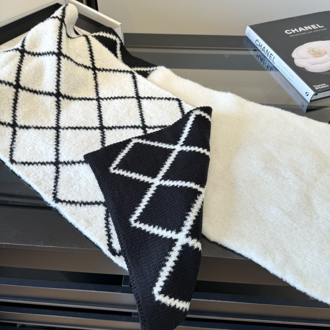 Chanel Black & White Diamond Knit Scarf