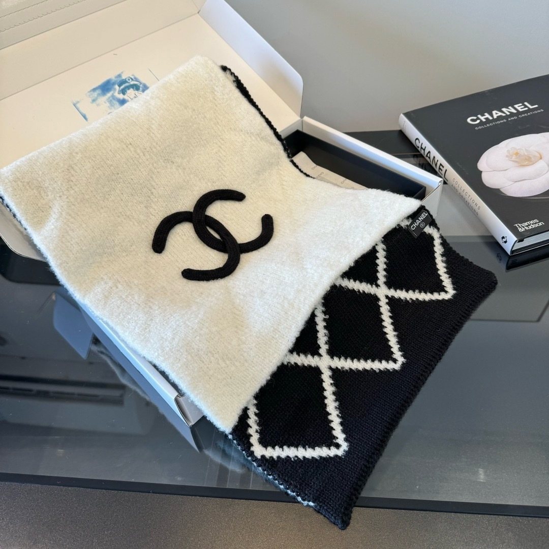 Chanel Black & Ivory Knit Scarf